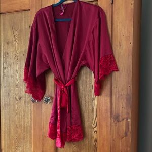 10/25$ 🧁 Women's Red Lace-Trim Satin Robe - Intimates & Sleepwear